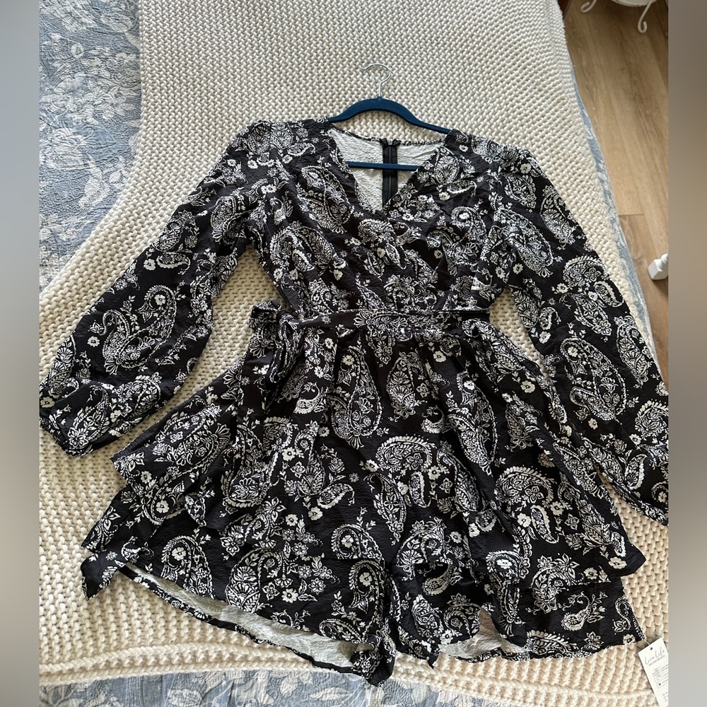 Cupshe  Navy Paisley layered skirt Romper (skort) sz L zip back NWT